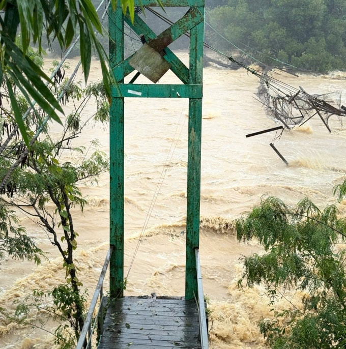 Phần mặt cầu treo bị lũ cuốn xuống sông trưa 21/11. Ảnh: Vân Anh