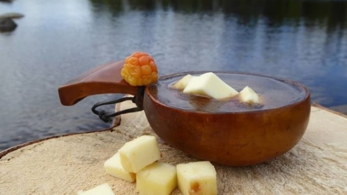 Người dân thường dùng cốc gỗ làm từ bướu gỗ bạch dương để uống kaffeost. Ảnh: President