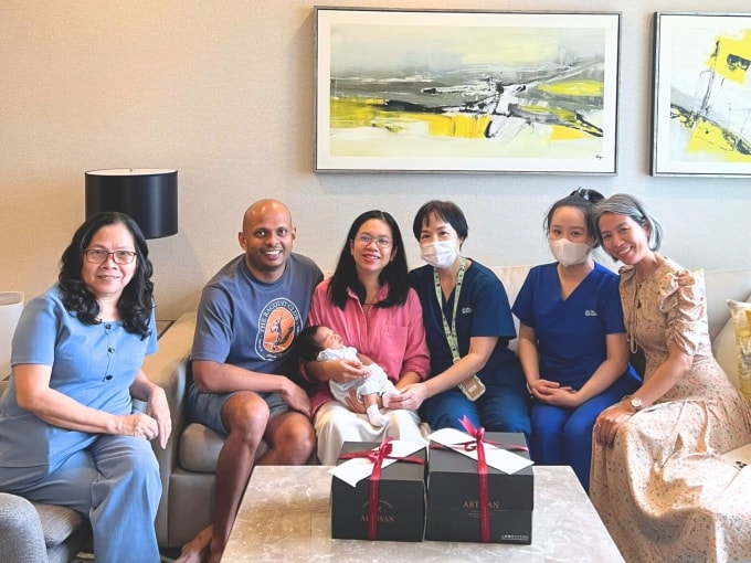 Chị Trúc (áo hồng) và chồng chụp ảnh lưu niệm khi rời trung tâm ở cữ 5 sao, tháng 10/2025. Ảnh: The Joyful Nest