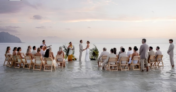 Đám cưới của cô dâu chú rể lúc bình minh giữa biển, hôm 21/6. Ảnh: instagram/cocolanigardens