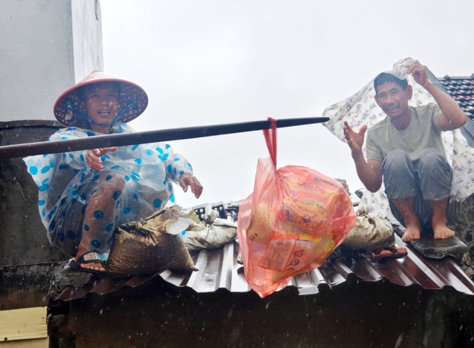 Đoàn cứu hộ và cứu trợ Đà Nẵng, do anh Đào Đặng Công Trung dẫn đầu phân phát nhu yếu phẩm cho bà con vùng lũ Phú Yên, hôm 21/11. Ảnh: Nhân vật cung cấp