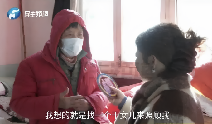 Bà Ma, ở Trịnh Châu lên sóng truyền hình Hà Nam tìm con gái nuôi để phụng dưỡng tuổi già, hôm 20/11. Ảnh: Worldjournal