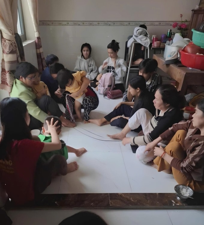 Người dân trong xóm chị Chẩn tránh lũ tầng hai một gia đình hàng xóm, ở thôn Phú Hữu, hôm 20/11. Ảnh: Hoàng Anh