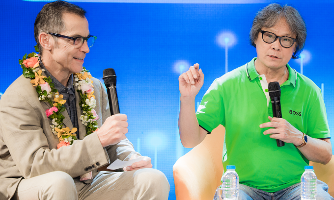 Giáo sư John Stauffer (trái) và dịch giả Nguyễn Đỗ trong buổi tọa đàm. Ảnh: Ban tổ chức cung cấp