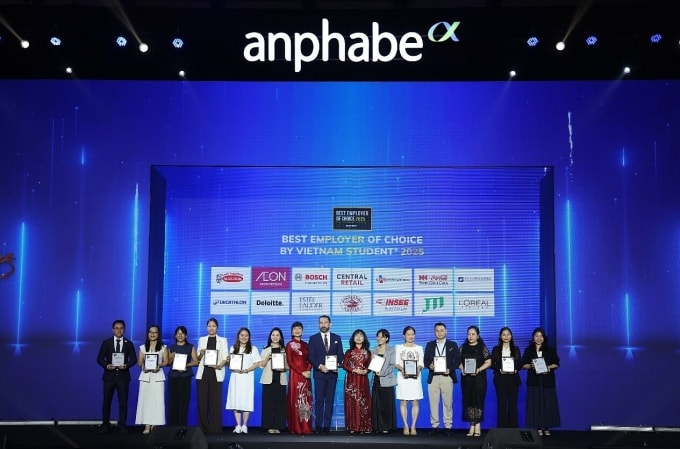 Đại diện Acecook Việt Nam cùng các đơn vị nhận danh  hiệu Top 50 thương hiệu nhà tuyển dụng hấp dẫn với sinh viên Việt Nam. Ảnh: