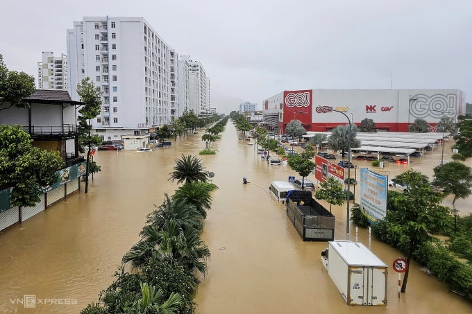 Go! tại phường Tây Nha Trang bị ngập do lũ. Ảnh: Bùi Toàn