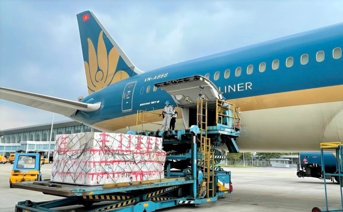 Hàng cứu trợ do các tổ chức từ thiện gửi được Vietnam Airlines vận chuyển miễn phí từ TP HCM đến các tỉnh vùng lũ. Ảnh: Vietnam Airlines