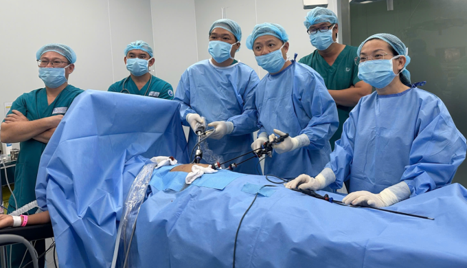 Các bác sĩ ngoại khoa của Bệnh viện Lê Văn Thịnh thực ca mổ nội soi viêm ruột thừa tại Bệnh viện Từ Dũ 2 - Cần Giờ, ngày 21/11. Ảnh: Bệnh viện cung cấp