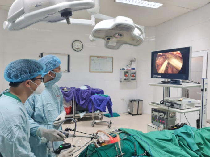 Kíp bác sĩ nội soi cắt u tuyến giáp qua đường miệng tại Bệnh viện Bãi Cháy. Ảnh: Bệnh viện cung cấp