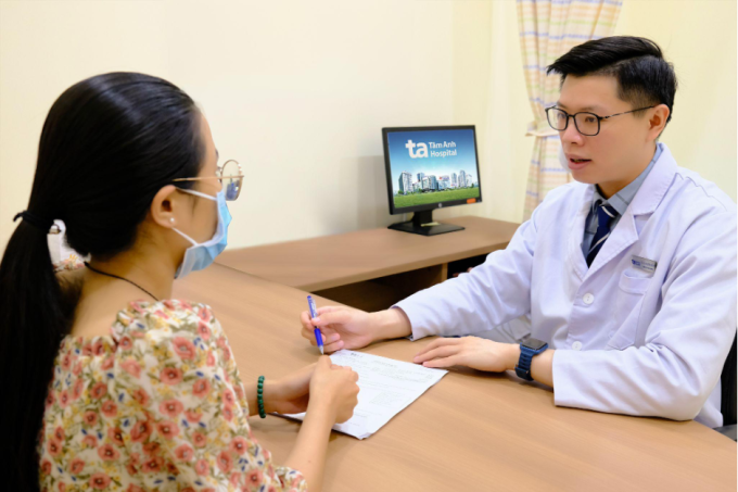 Bác sĩ Sỹ tư vấn cho người bệnh. Ảnh minh họa: Bệnh viện Đa khoa Tâm Anh