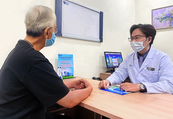 Bác sĩ Lê Khoa khám cho người bệnh. Ảnh minh họa: Bệnh viện Đa khoa Tâm Anh