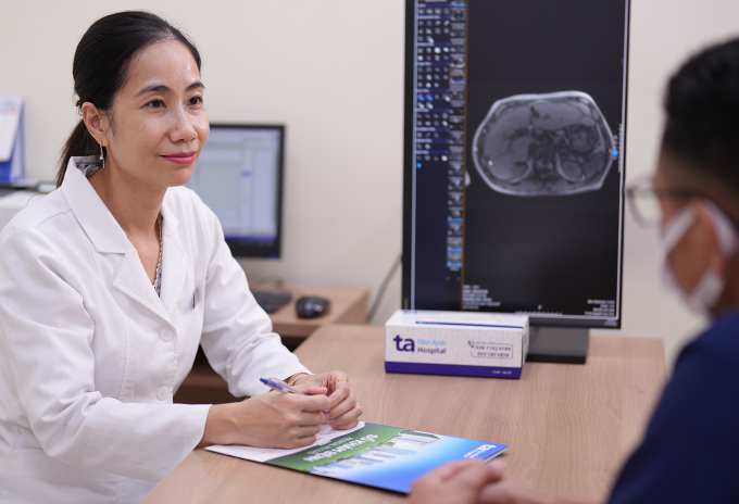 Tiến sĩ Bình tư vấn cho bệnh nhân ung thư điều trị kháng thể đơn dòng. Ảnh: Bệnh viện Đa khoa Tâm Anh