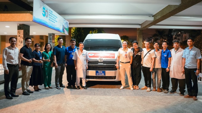 Lãnh đạo Bệnh viện Thống Nhất tiễn 10 bác sĩ Bệnh viện Thống Nhất, mang theo thuốc men, trang thiết bị thiết yếu, đến hỗ trợ bà con vùng lũ ở Khánh Hòa, xuất phát đêm 21/11. Ảnh: Văn Khoa