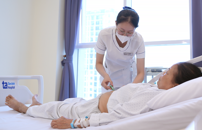 Bệnh nhân tiêm kháng thể đơn dòng Denosumab để điều trị loãng xương. Ảnh: Bệnh viện Đa khoa Tâm Anh