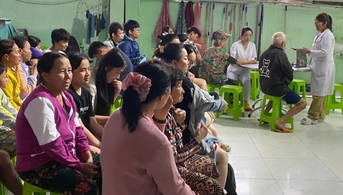 Các bác sĩ thăm khám, phát thuốc cho người dân vùng bị ảnh hưởng nặng nề bởi mưa lũ tại tỉnh Khánh Hoà