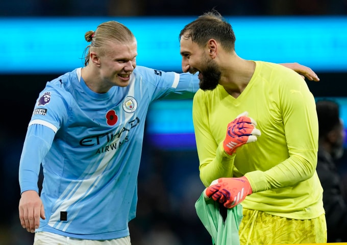 Thủ môn Donnarumma chia vui với tiền đạo Haaland sau trận Man City thắng Liverpool 3-0 trên sân Etihad, Manchester ở vòng 11 Ngoại hạng Anh. Ảnh: Reuters