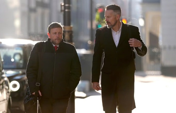 Giám đốc điều hành Arsenal Richard Garlick (trái) và đồng chủ tịch Josh Kroenke sau cuộc họp Ngoại hạng Anh ngày 21/11/2025. Ảnh: PA