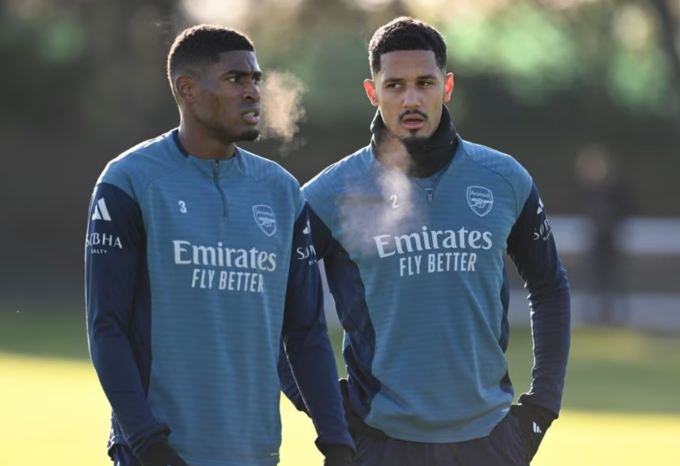 Cristhian Mosquera (trái) và William Saliba trong buổi tập của Arsenal ngày 21/11. Ảnh: Arsenal FC