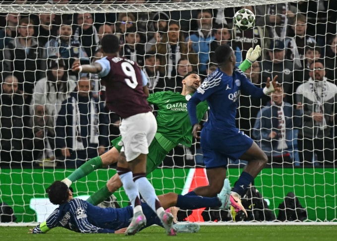 Thủ môn Gianluigi Donnarumma bay người cứu thua sau cú sút của Marcus Rashford trong trận PSG thua Aston Villa 2-3 trên sân Villa Park, Birmingham, Anh ở lượt về tứ kết Champions League ngày 15/4. Ảnh: AFP