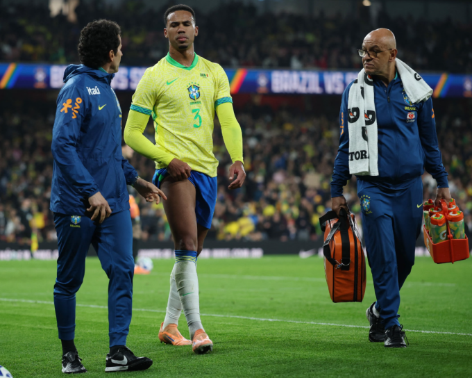 Gabriel Magalhaes (áo vàng) rời sân vì chấn thương đùi trong trận giao hữu Brazil thắng Senegal 2-0 tại Emirates, London, Anh tối 15/11. Ảnh: Reuters