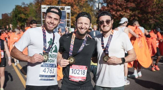 Sự khác biệt giữa bib giả (trái) và bib thật (phải): bib giả có bề mặt bóng, không nhăn; không hiển thị thời gian xe buýt hoặc phà - thông tin bắt buộc để vào điểm xuất phát ở Staten Island; và độ dày nét số cũng không đúng chuẩn. Ảnh: NYRR / MarathonFoto