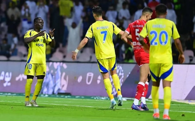 Mane (trái) mừng bàn với Ronaldo tại Saudi Pro League 2024-2025. Ảnh: SPL