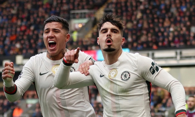 Pedro Neto (phải) mừng bàn thắng duy nhất vào lưới Burnley trên sân Turf Moor, thành phố Burnley, Vương quốc Anh ngày 22/11/2025. Ảnh: Reuters