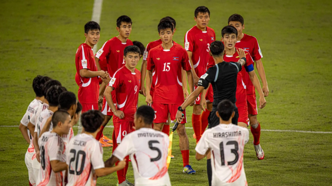 Cầu thủ Triều Tiên (áo đỏ) va chạm với Nhật Bản, trong trận hòa 1-1 rồi thua luân lưu 4-5 ở vòng 1/8 U17 World Cup 2025, trên sân Học viện Aspire, Qatar ngày 18/11/2025. Ảnh: Aflo.