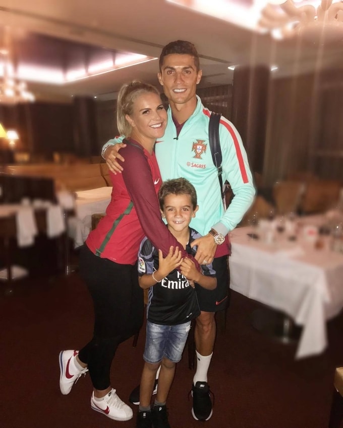Katia bên con trai và Ronaldo trong một bữa tiệc. Ảnh: Instagram / Katia Aveiro