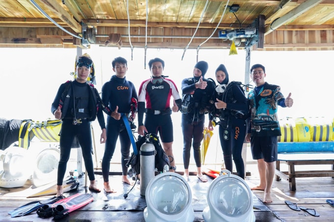 Nhóm tình nguyện viên nuôi cấy, nhân giống san hô ở Cô Tô. Ảnh: Xuân Nam