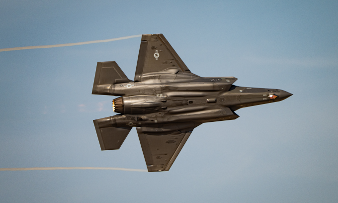 Tiêm kích F-35A Mỹ bay trình diễn tại triển lãm hàng không Dubai hôm 16/11. Ảnh: USAF