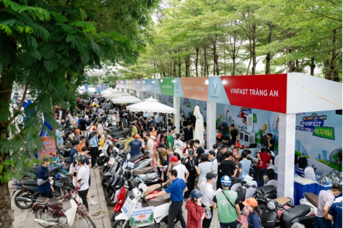 Người dân tại một sự kiện đổi xe xăng, lấy xe điện. Ảnh: Tuấn Vũ