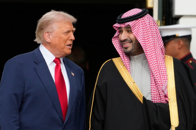 Tổng thống Donald Trump (trái) chào đón Thái tử Arab Saudi Mohammed bin Salman tới Nhà Trắng ngày 18/11. Ảnh: AP