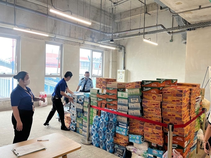 Người dân mang hàng cứu trợ đến nhà ga metro ở TP HCM tiếp sức người dân vùng lũ, ngày 22/11. Ảnh: MAUR