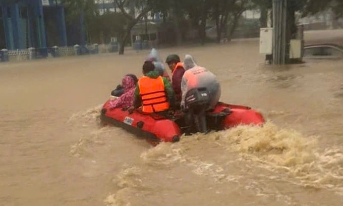 Nhóm Mân Côi hỗ trợ xã Hòa Thịnh chiều 21/11. Ảnh: Văn Mân