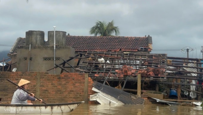 Ngôi nhà ở xã Hoà Thịnh hư hỏng, nước vẫn cao, chiều 22/11. Ảnh: Đình Văn