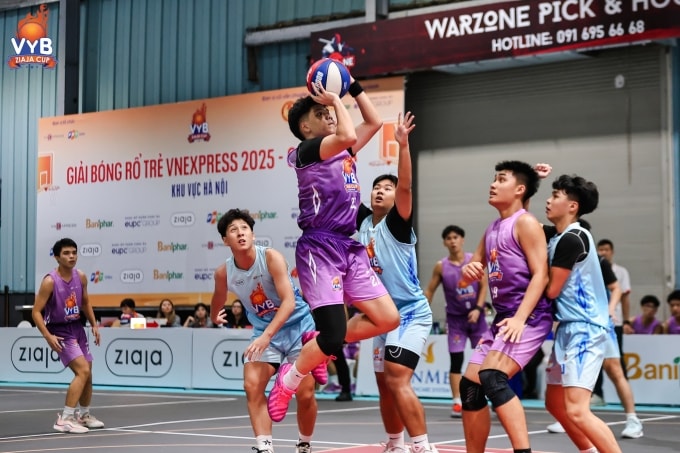 VĐV THPT Alpha (áo tím) thực hiện pha ném bóng trong một trận vòng bảng. Ảnh: VYB