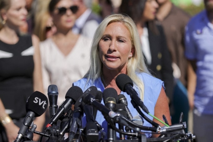 Hạ nghị sĩ Cộng hòa Marjorie Taylor Greene phát biểu tại cuộc họp báo bên ngoài tòa nhà quốc hội ở thủ đô Washington ngày 3/9. Ảnh: AFP