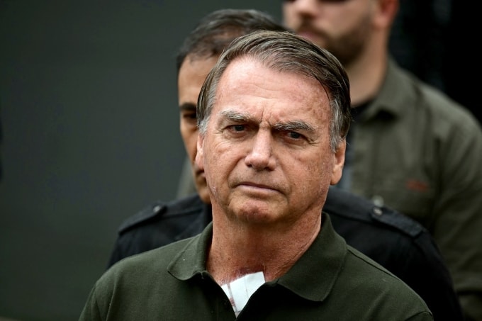 Cựu tổng thống Brazil Jair Bolsonaro rời bệnh viện ở Brasilia ngày 14/9. Ảnh: AFP