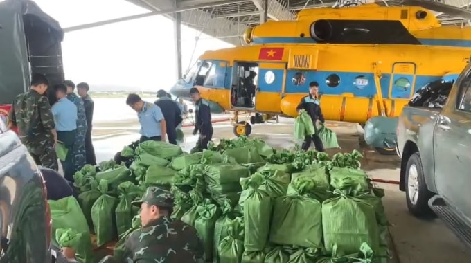 Nhu yếu phẩm được đưa lên máy bay để cứu trợ. Ảnh: Sư đoàn 372