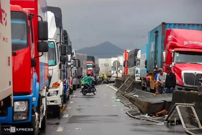 Xe ùn dày đặc trên quốc lộ 1 đoạn qua phường Đông Hòa (Phú Yên cũ), Đăk Lăk, trưa 22/11. Ảnh: Thanh Tùng