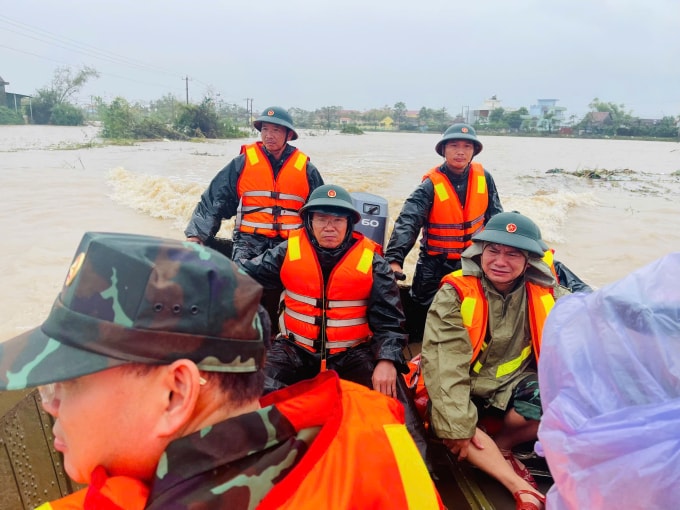 Quân đội triển khai lực lượng ở vùng lũ giúp dân. Ảnh: Xuân Hoa