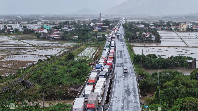 Kẹt xe hơn 20 km trên quốc lộ 1 đoạn qua khu vực Đèo Cả, Đăl Lăk, trưa 22/11. Ảnh: Thanh Tùng