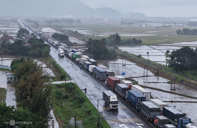 Kẹt xe hơn 20 km trên quốc lộ 1 đoạn qua khu vực Đèo Cả, Đăl Lăk, trưa 22/11. Ảnh: Thanh Tùng