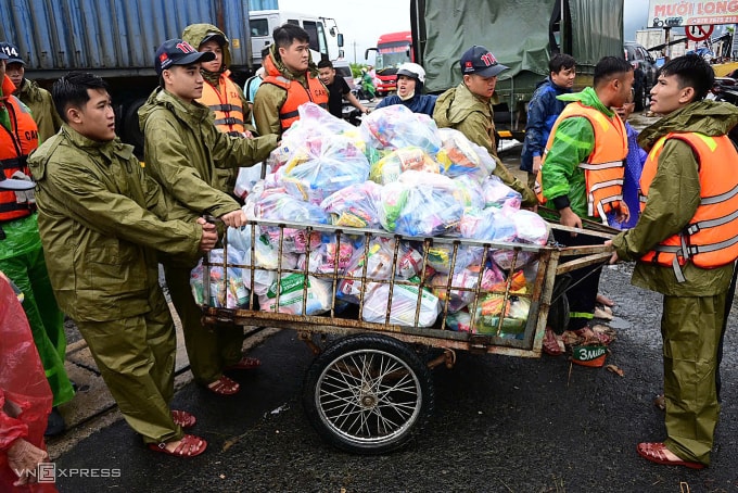 Lực lượng công an cứu trợ cho người dân vùng cô lập xã Hòa Xuân, thuộc Phú Yên (cũ), chiều 22/11. Ảnh: Thanh Tùng