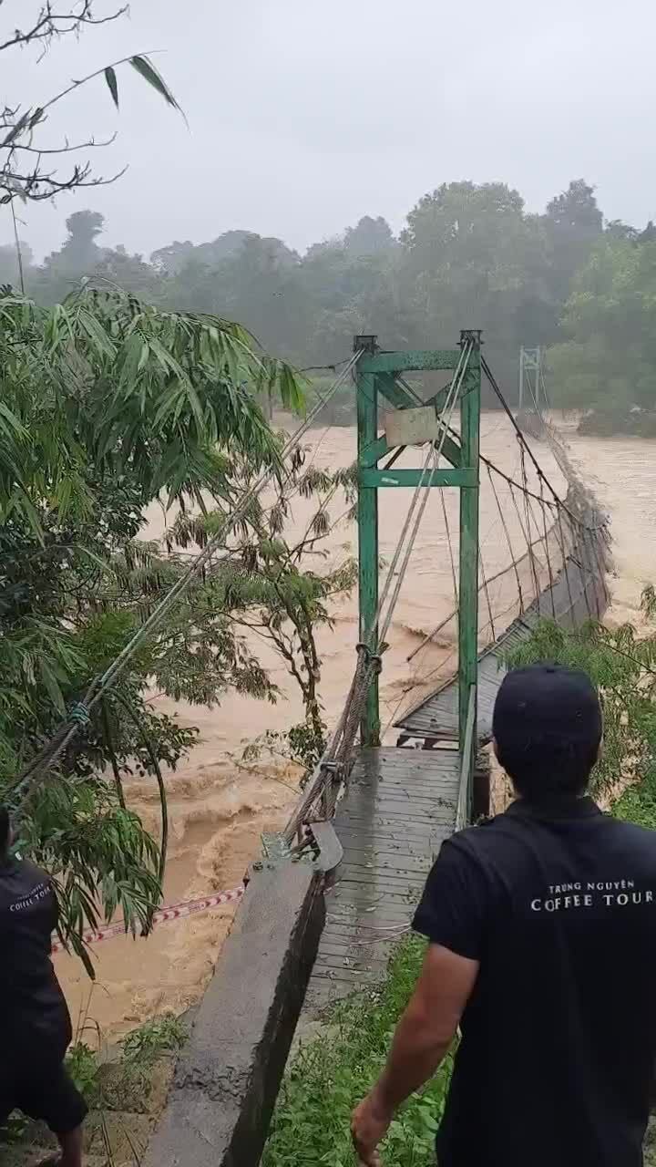 Lũ lớn cuốn trôi cầu treo tại Thác Dray Nur