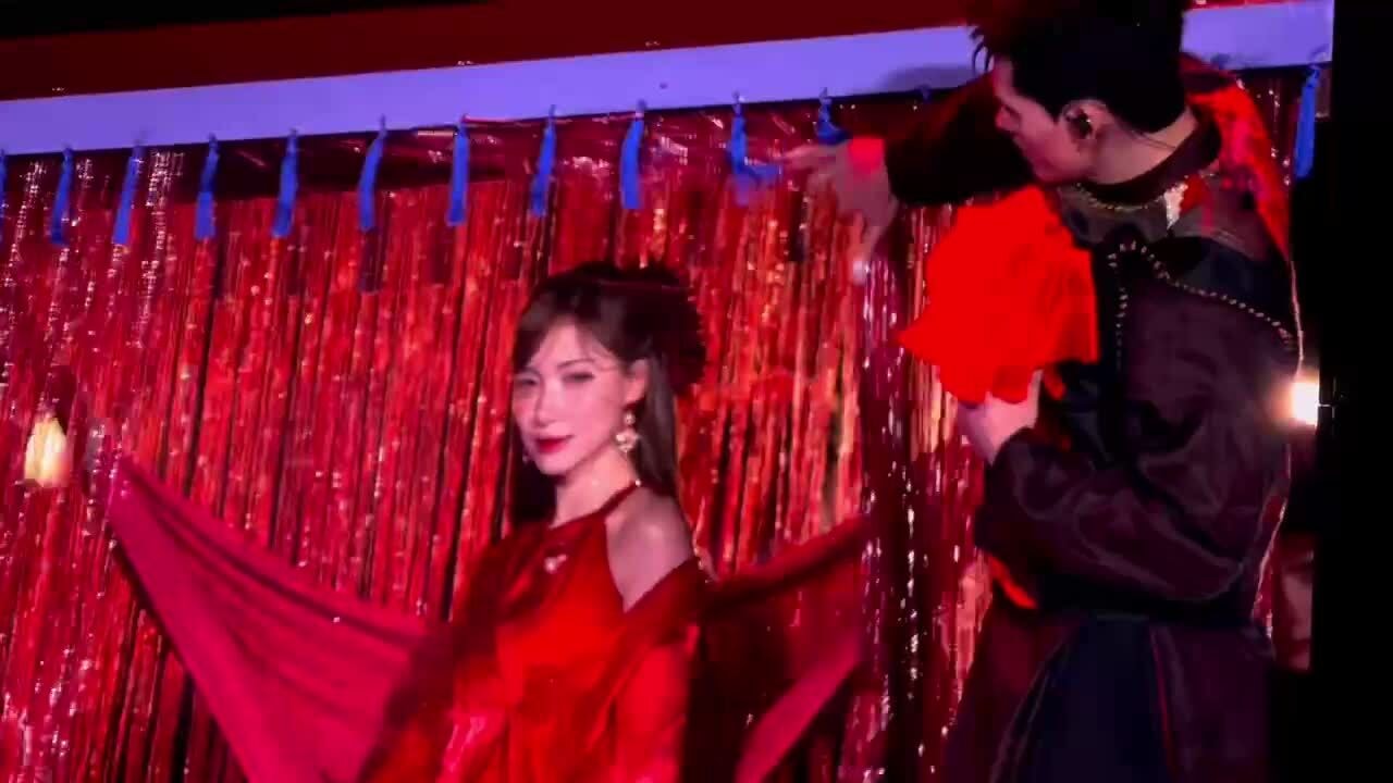 Hòa Minzy ngồi kiệu trong live concert Quốc Thiên