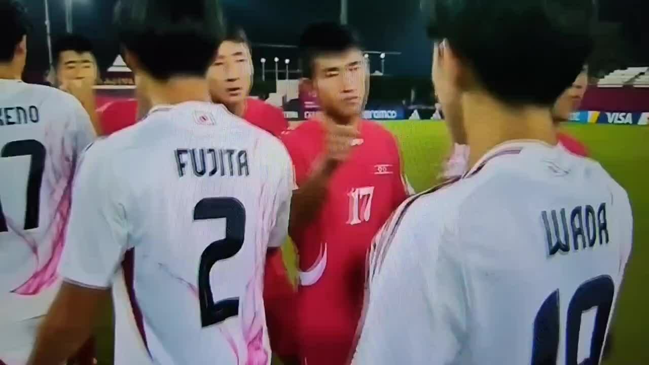 Màn bắt tay như đấm của U17 Triều Tiên với Nhật Bản