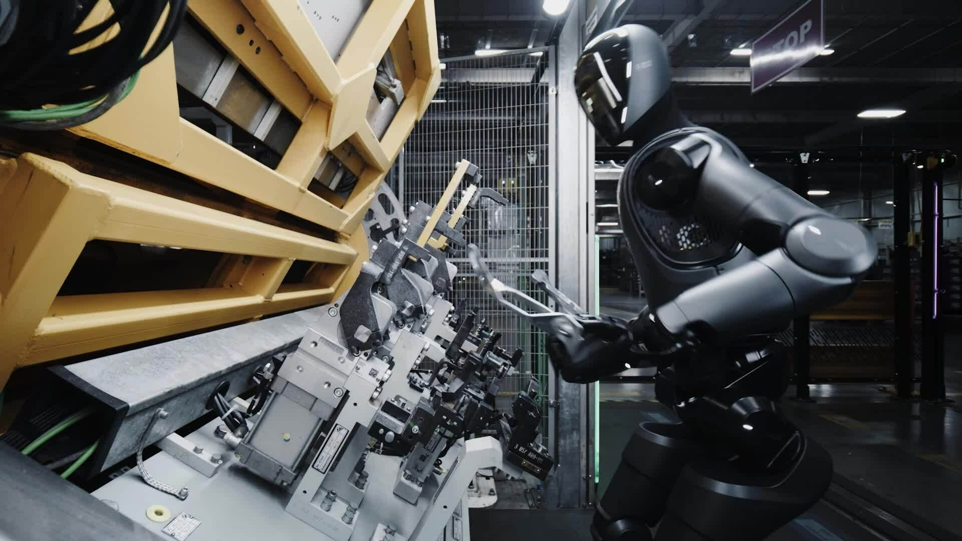 Robot hình người làm việc trong nhà máy ôtô ‘nghỉ hưu’