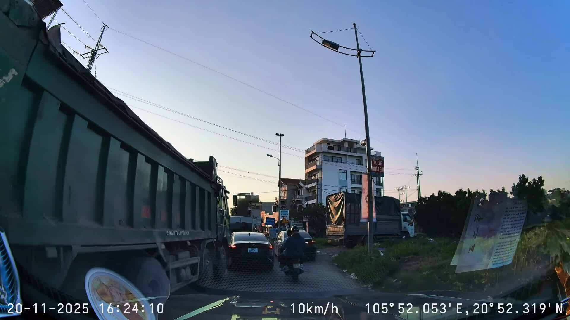 Tạt đầu xe ben, xe con bị ủi về phía trước